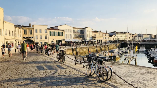 Vélos stationnés au port de Saint-Martin-de-Ré.