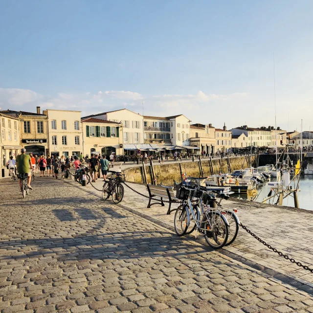 Vélos stationnés au port de Saint-Martin-de-Ré.