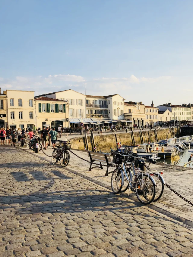 Vélos stationnés au port de Saint-Martin-de-Ré.