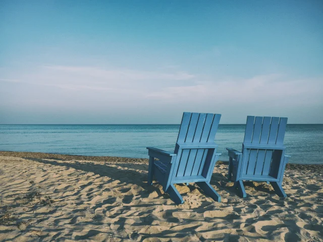 Deux fauteuils en bois bleu sur la plage