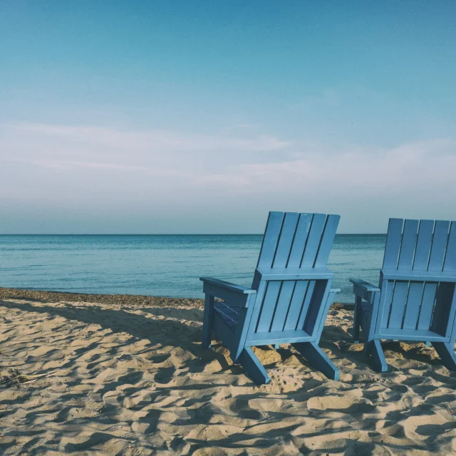 Deux fauteuils en bois bleu sur la plage