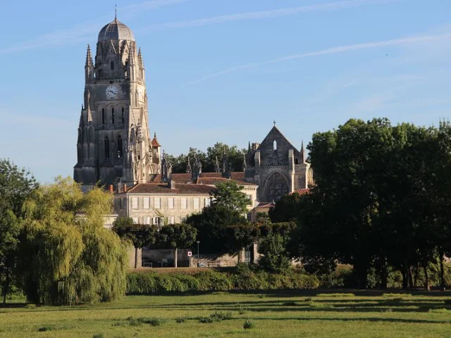 Vue extérieure de l'abbaye aux Dames avec son clocher.