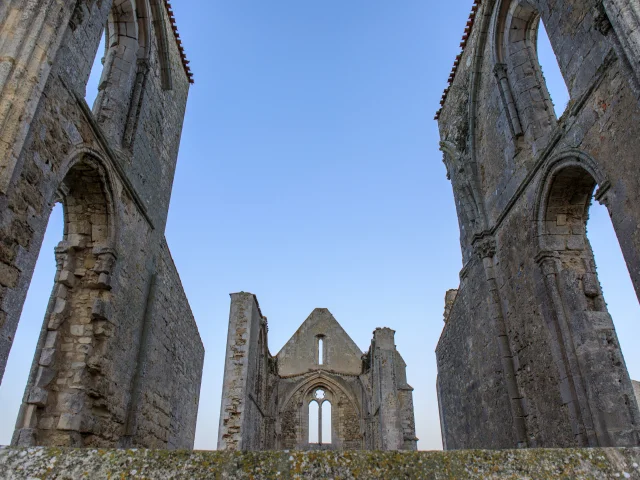 Vue intérieure des ruines de l'abbaye des Châteliers