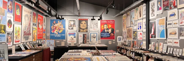 Salle avec des grandes affiches à l'Atelier Quillet