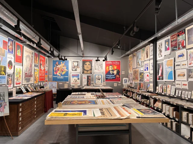 Salle avec des grandes affiches à l'Atelier Quillet