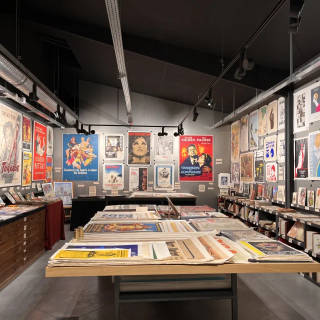 Salle avec des grandes affiches à l'Atelier Quillet