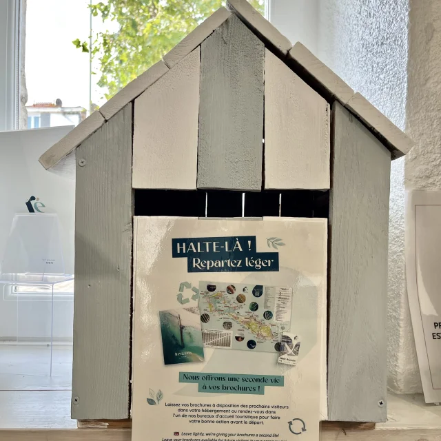 Une cabane en bois contenant des brochures pour la récupération.