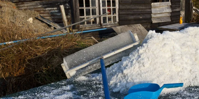 Cabane en bois avec sel récolté et outils