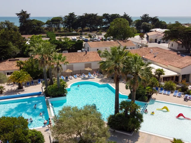 Vue sur la piscine et les installations du Camping L'Océan & Spa