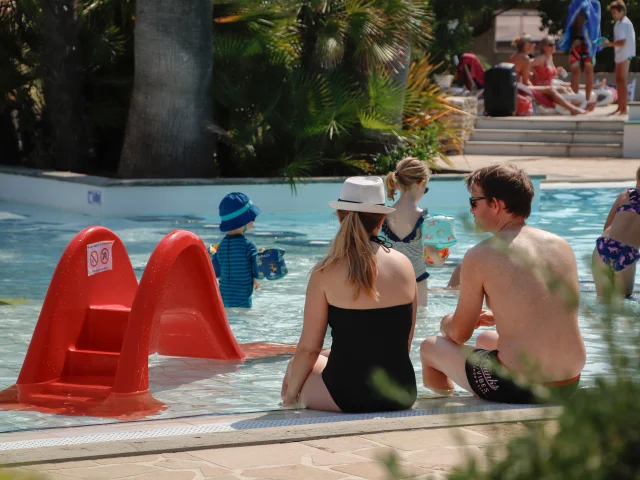 Enfants jouant dans la piscine au Camping L'Océan & Spa