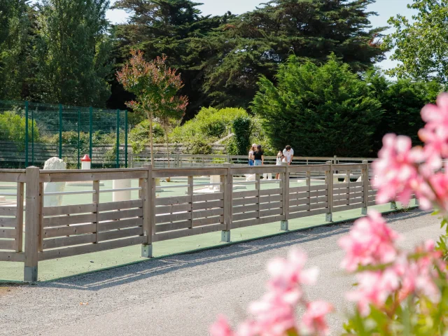 Mini-golf entouré de fleurs au Camping L'Océan & Spa