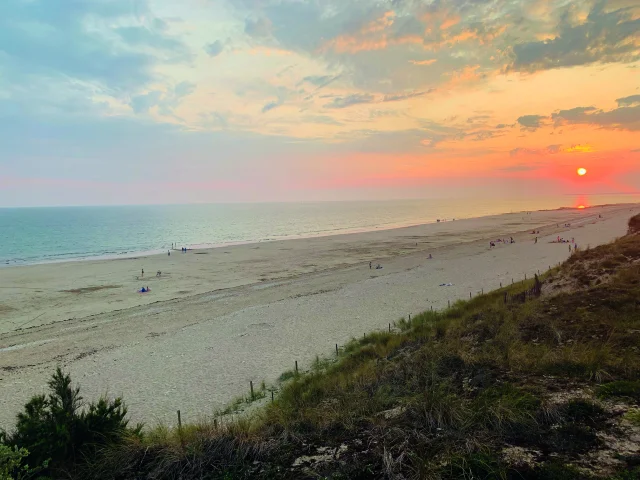 Coucher de soleil sur la plage des Gollandières avec une vue sur l'océan.