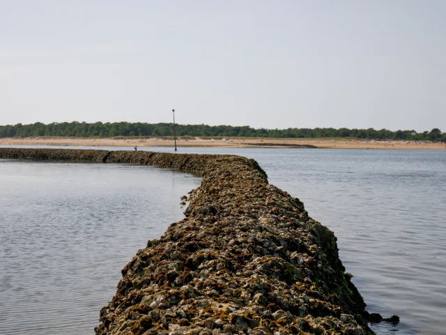 Une écluse à poissons en pierre s'étendant dans la mer sur l'île de Ré.