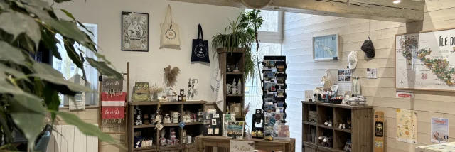 Intérieur de la boutique d’un office de tourisme de l’île de Ré.