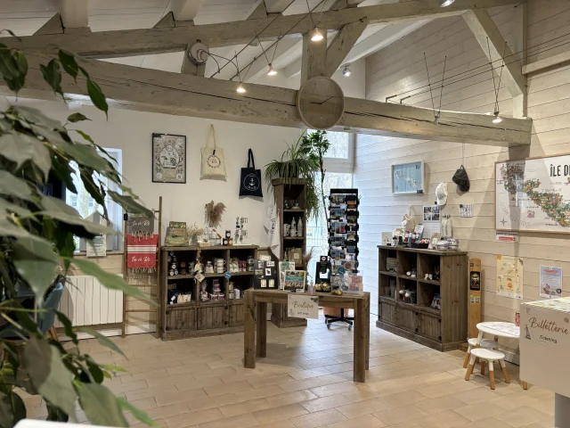 Intérieur de la boutique d’un office de tourisme de l’île de Ré.