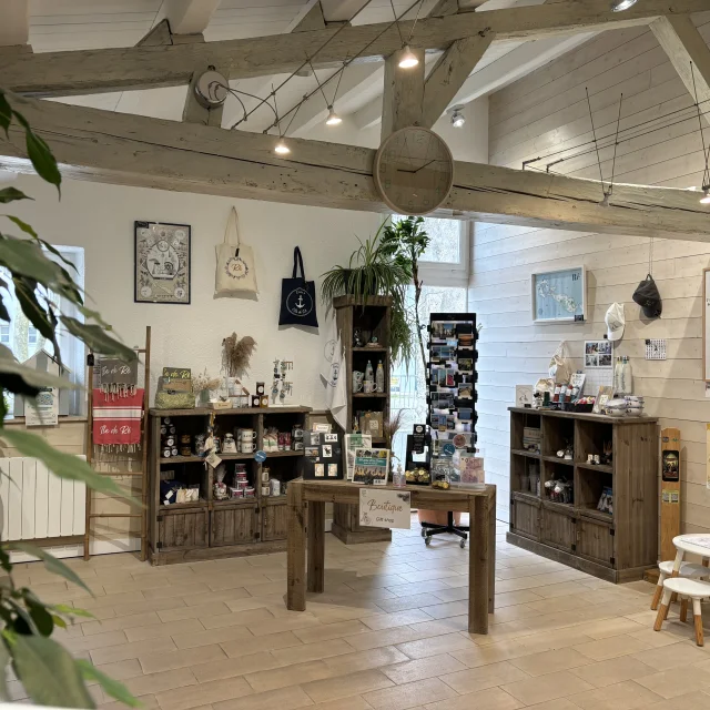 Intérieur de la boutique d’un office de tourisme de l’île de Ré.