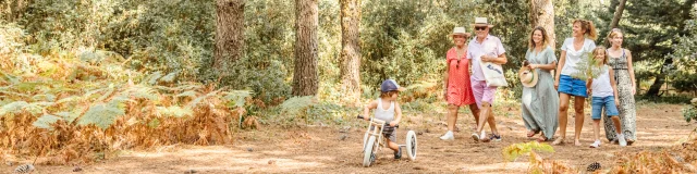 Famille en promenade dans une forêt de l'île de Ré