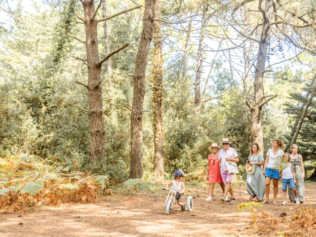 Famille en promenade dans une forêt de l'île de Ré