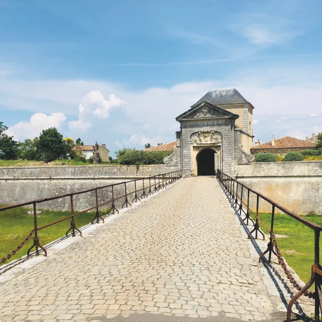 Vue de l'entrée des fortifications de Vauban à Saint-Martin-de-Ré.