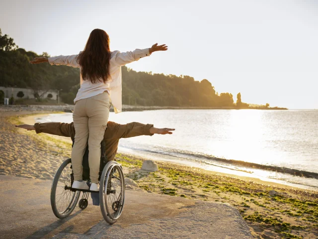 Full Shot Disabled Man Woman Urlaub