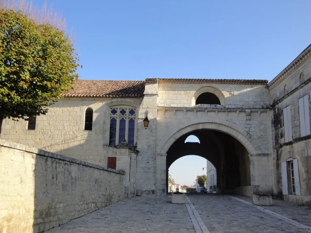 Entrée monumentale de l'Hôpital des Pèlerins à Pons.