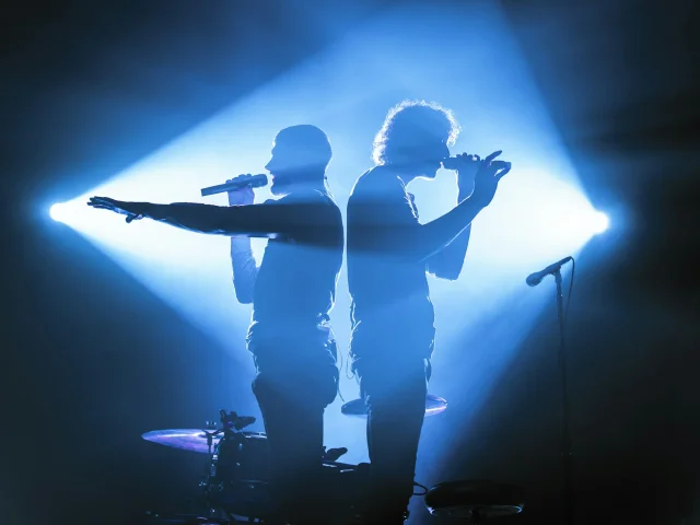 Deux chanteurs sur scène