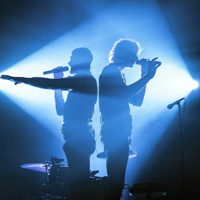 Deux chanteurs sur scène