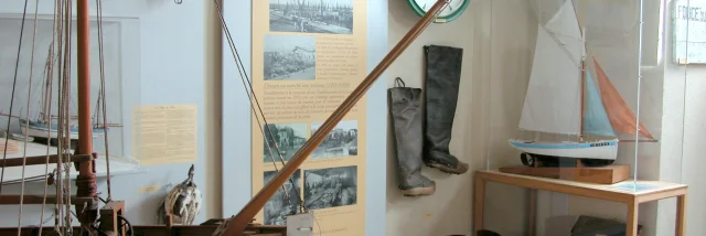 Exposition d'objets maritimes dans le musée du Platin.