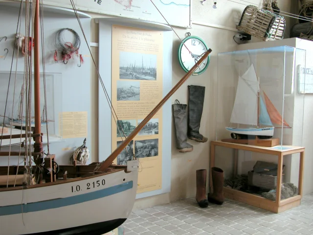 Exposition d'objets maritimes dans le musée du Platin.