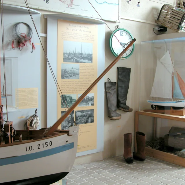 Exposition d'objets maritimes dans le musée du Platin.