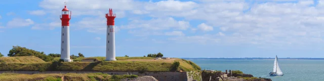 Phares de l'Île d'Aix avec une vue lointaine sur les côtes charentaises.