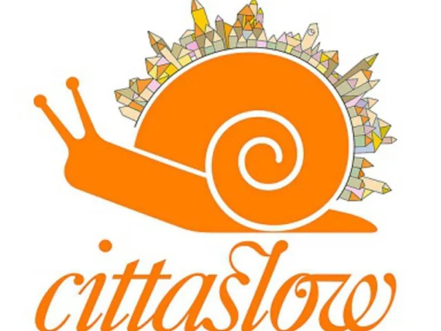 Logo orange avec un escargot, représentant le mouvement Cittaslow.