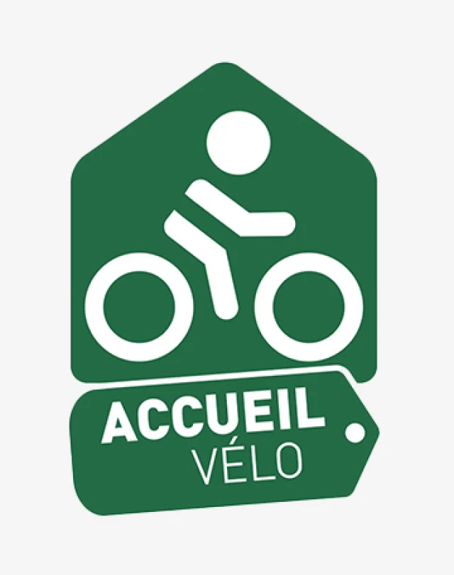 Logo vert et blanc avec un pictogramme de vélo, représentant le label Accueil Vélo.