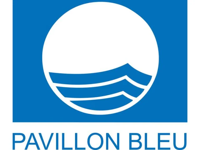 Logo Pavillon Bleu, attribué aux plages et ports de plaisance pour leur qualité environnementale.