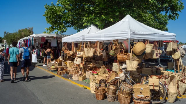 Un stand de paniers en osier exposés à un marché extérieur à Ars-en-Ré.