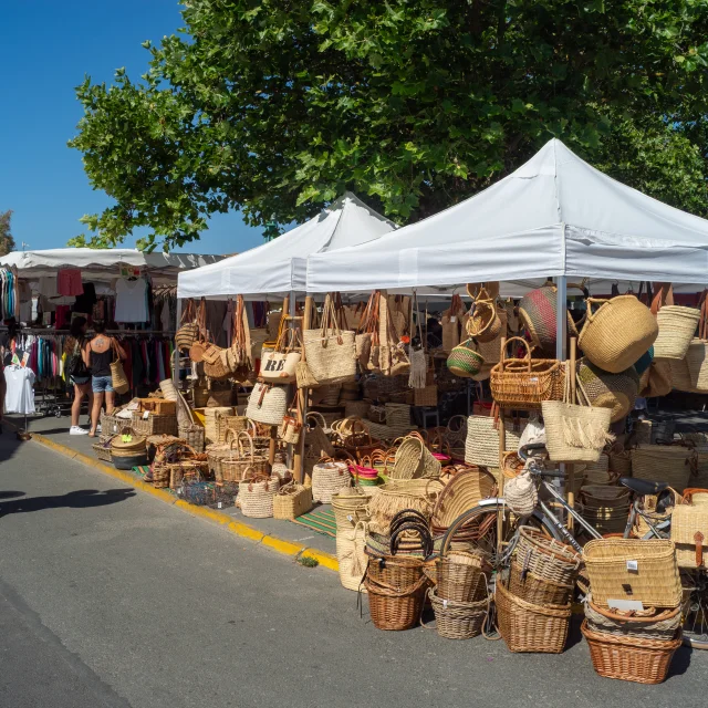 Un stand de paniers en osier exposés à un marché extérieur à Ars-en-Ré.