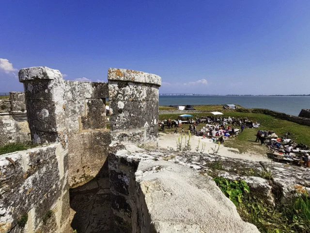 Vue du mur du fort La Prée sur l'île de Ré