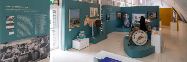 Vue du hall d'exposition au Musée Ernest Cognacq à Saint-Martin-de-Ré.