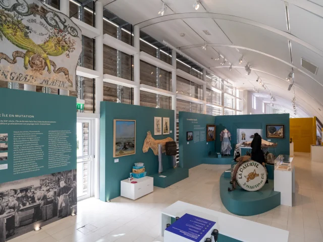 Vue du hall d'exposition au Musée Ernest Cognacq à Saint-Martin-de-Ré.