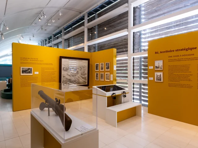 Une exposition sur le siège de l’île au musée Ernest Cognacq, entourée d'oEbjets historiques.