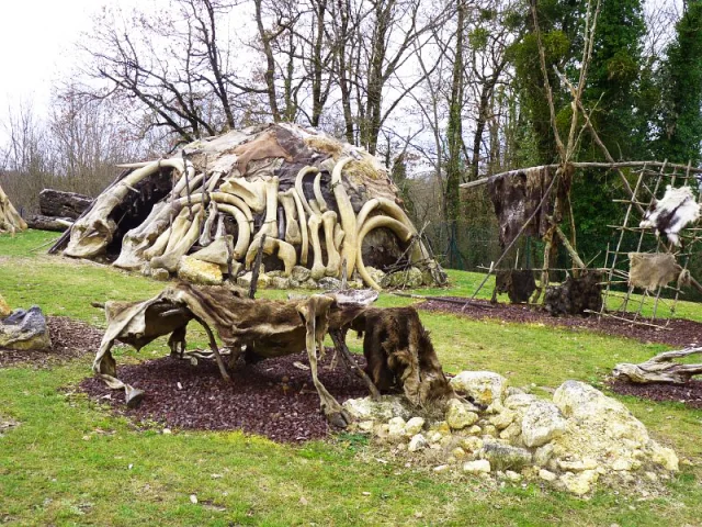 Reconstitution d’un camp dans un parc préhistorique au Paléosite.