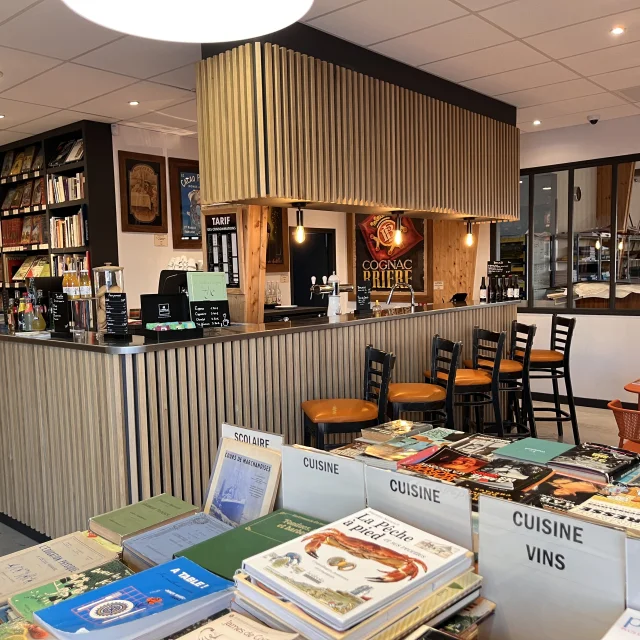 Vue intérieure d'un bar élégant avec des étagères de bouteilles.