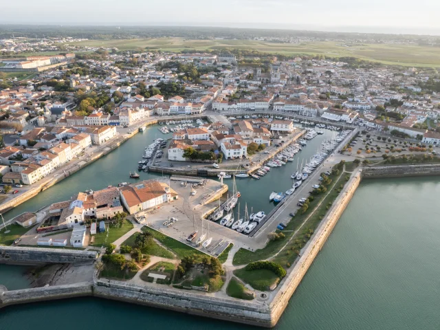 Vue aérienne du port et des fortifications de Saint-Martin-de-Ré.