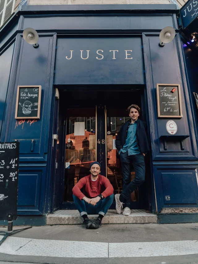 Façade du restaurant JUSTE à Paris avec des clients devant l'entrée