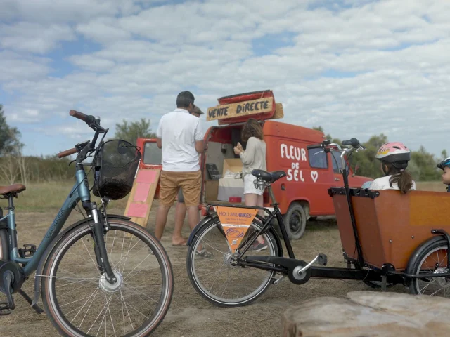 Vélos cargo de Holland Bikes exposés au bord de la mer