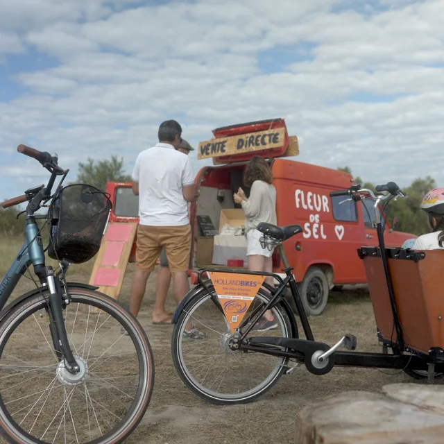 Vélos cargo de Holland Bikes exposés au bord de la mer