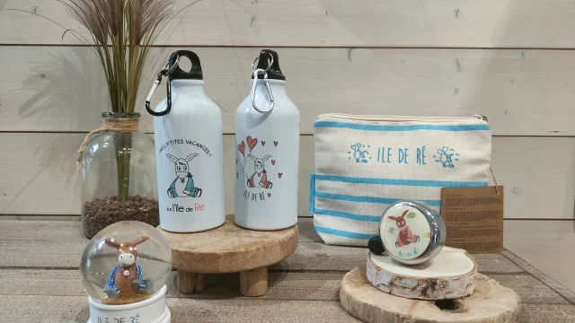 Produits pour enfants exposés dans une boutique.