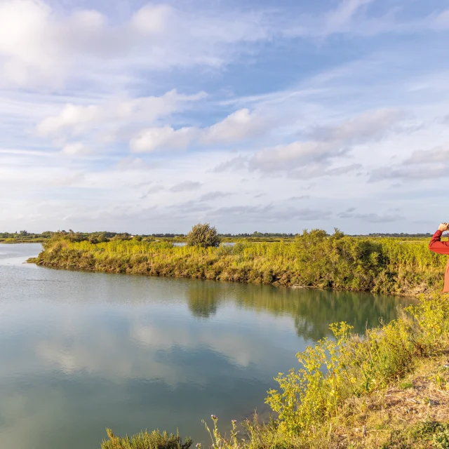 Randonneur explorant la réserve naturelle sur l'île de Ré.