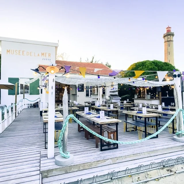 Terrasse du restaurant Juste avec le phare des Baleines en arrière-plan