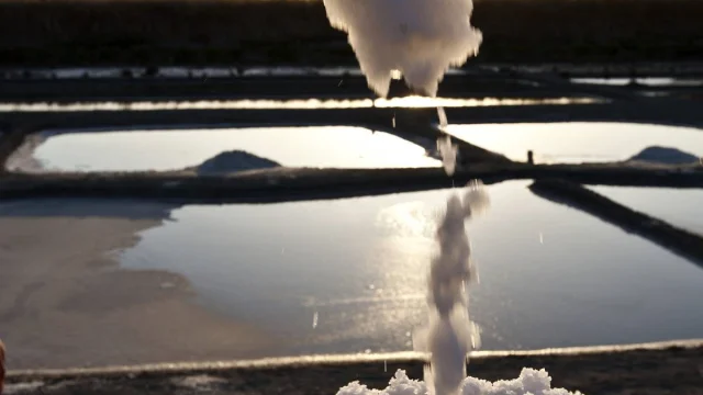 Monticule de sel avec reflets dans un bassin d'eau